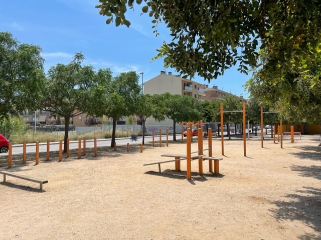Imatge pels mitjans: Renovació de les barres d'exercici calistènic de la plaça del Camp de la Figuera